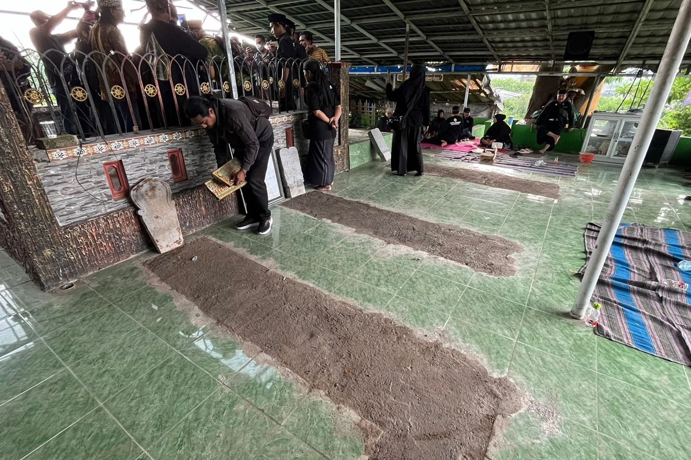 Diduga Palsu, 13 Makam di Area Makam Sesepuh Dusun Bendo Desa Kumitir Mojokerto Dibongkar 