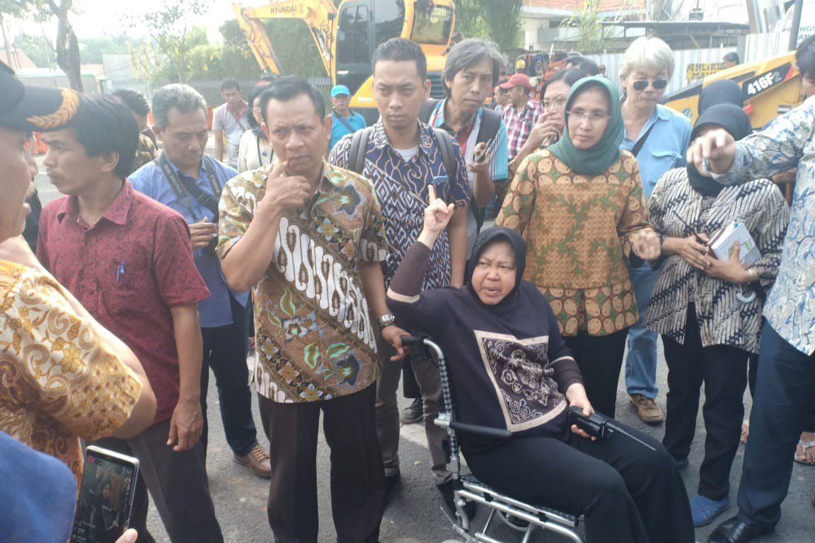 Pantau Pemulihan Jalan Gubeng, Risma Naik Kursi Roda