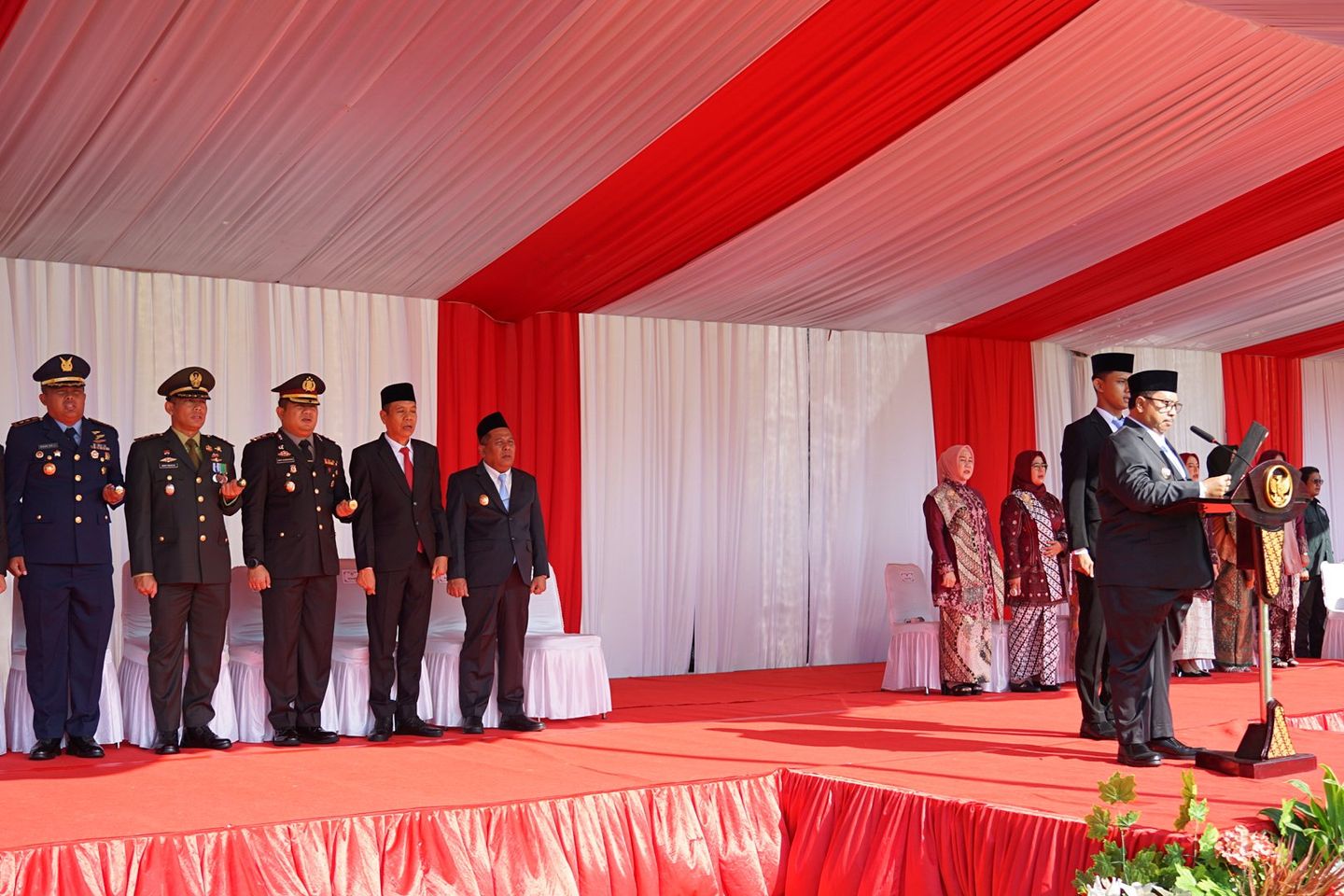 Bupati Jombang, Warsubi saat memimpin pelaksanaan upacara Hari Kesaktian Pancasila yang berlangsung khidmat di Lapangan Pemkab Jombang, Rabu 1 Oktober 2025. (Dok. Kominfo Jombang)