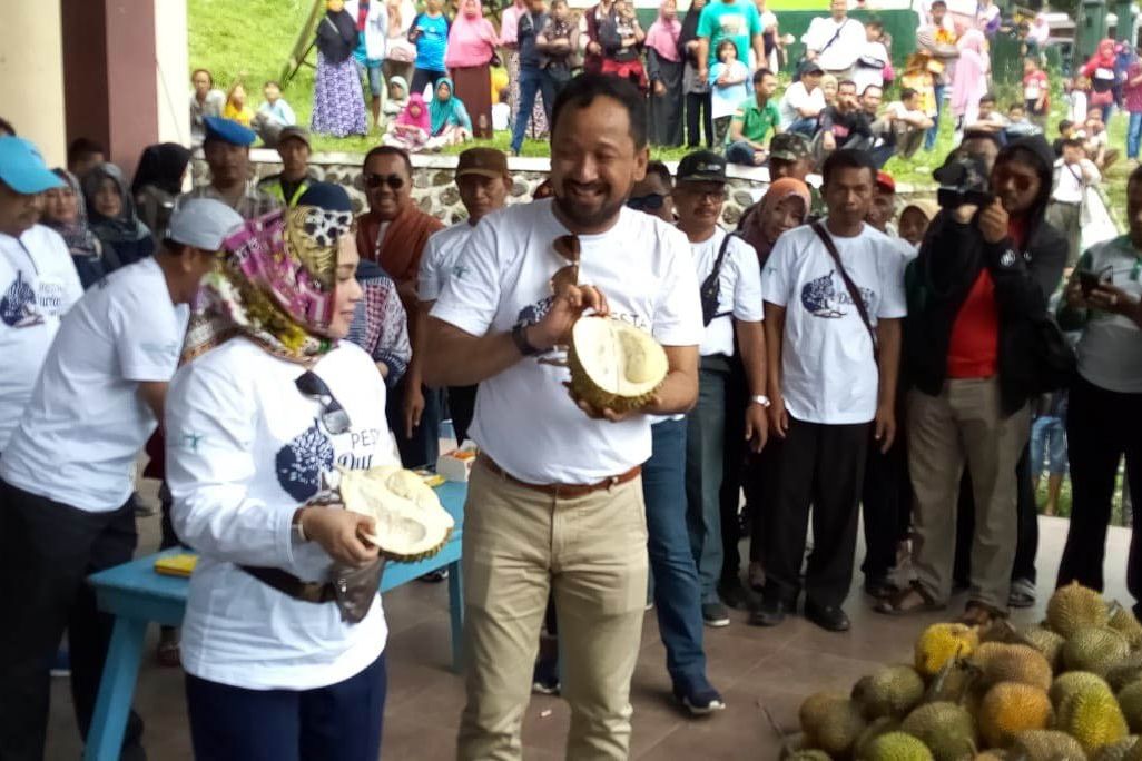 Dua Ribu Durian Dibagikan Gratis di Telaga Ngebel Ponorogo