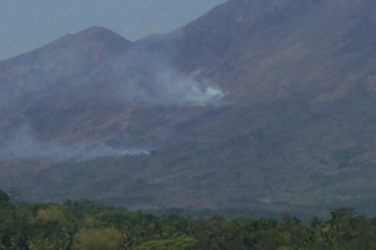 Helikopter <em>Water Bombing </em>Jinakkan Tujuh Titik Bara Api di Gunung Arjuno