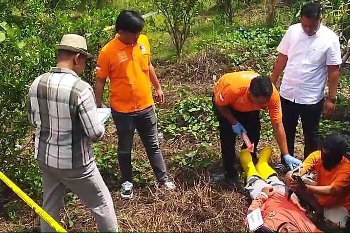Rekonstruksi Pembunuhan Pria di Kebun Jeruk Mojokerto, Korban Ditusuk 17 Kali