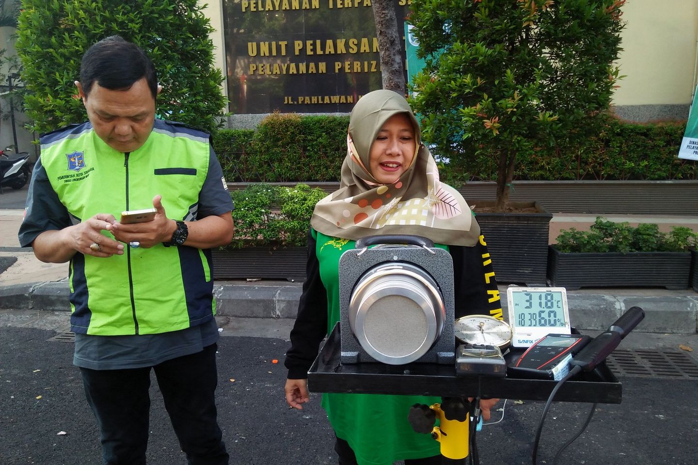 DLH Surabaya Lakukan Pengukuran Kualitas Udara di Tugu Pahlawan
