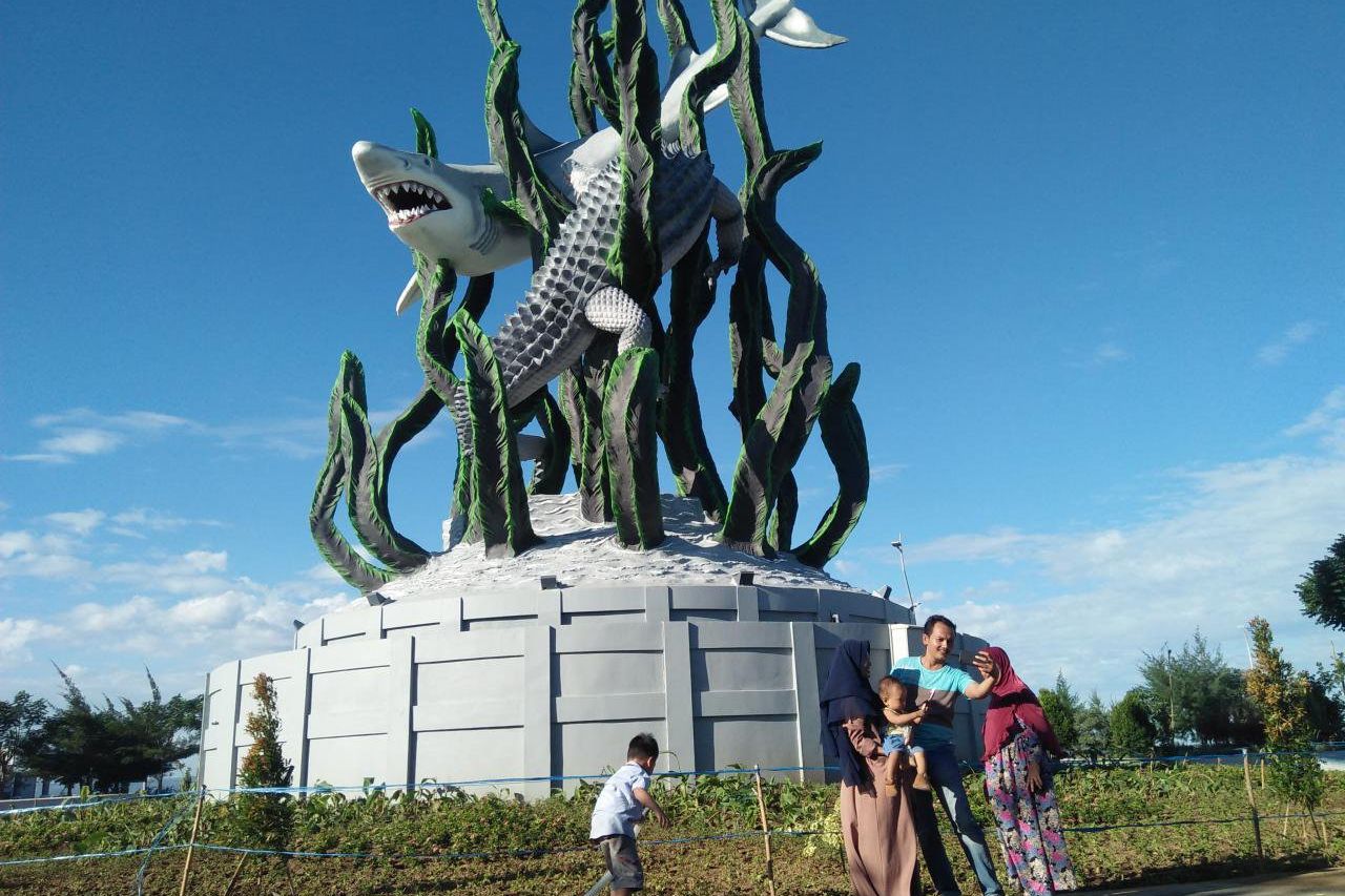 Ada Patung Suroboyo, Taman Kenjeran Ramai Jadi Tempat Ngabuburit