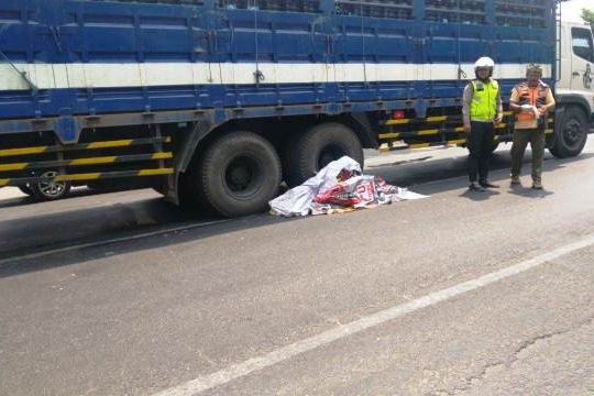Tersenggol L300, Pengendara Motor Tewas Terlindas Truk