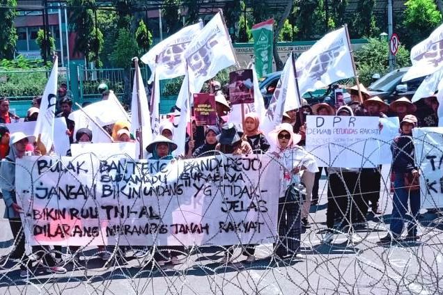 Aliansi Tani Demo Tolak RUU Pertanahan di DPRD Jatim