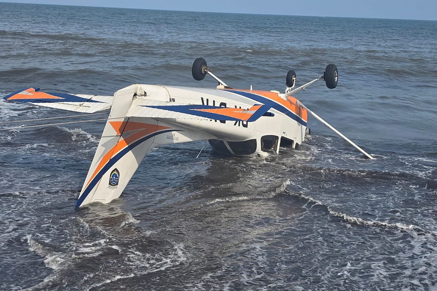 Pesawat Latih API Jatuh di Pantai Gumuk Kantong Muncar Banyuwangi