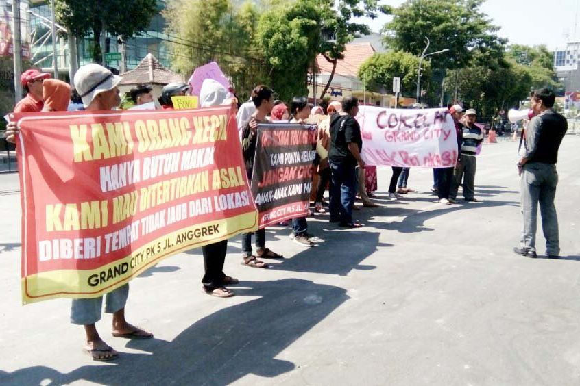 PKL Cokelat Jalan Anggrek Mengadu ke DPRD Kota Surabaya