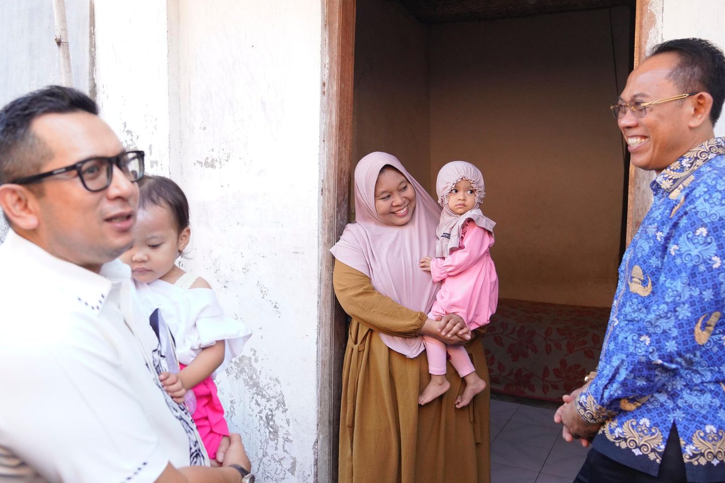 HUT Korpri ke-53, Pj Wali Kota Mojokerto Beri Bantuan ke Balita Stunting dan Lansia