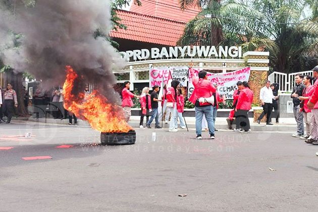 Mahasiswa di Banyuwangi Unjuk Rasa Kecam Pemangkasan Anggaran Pendidikan 