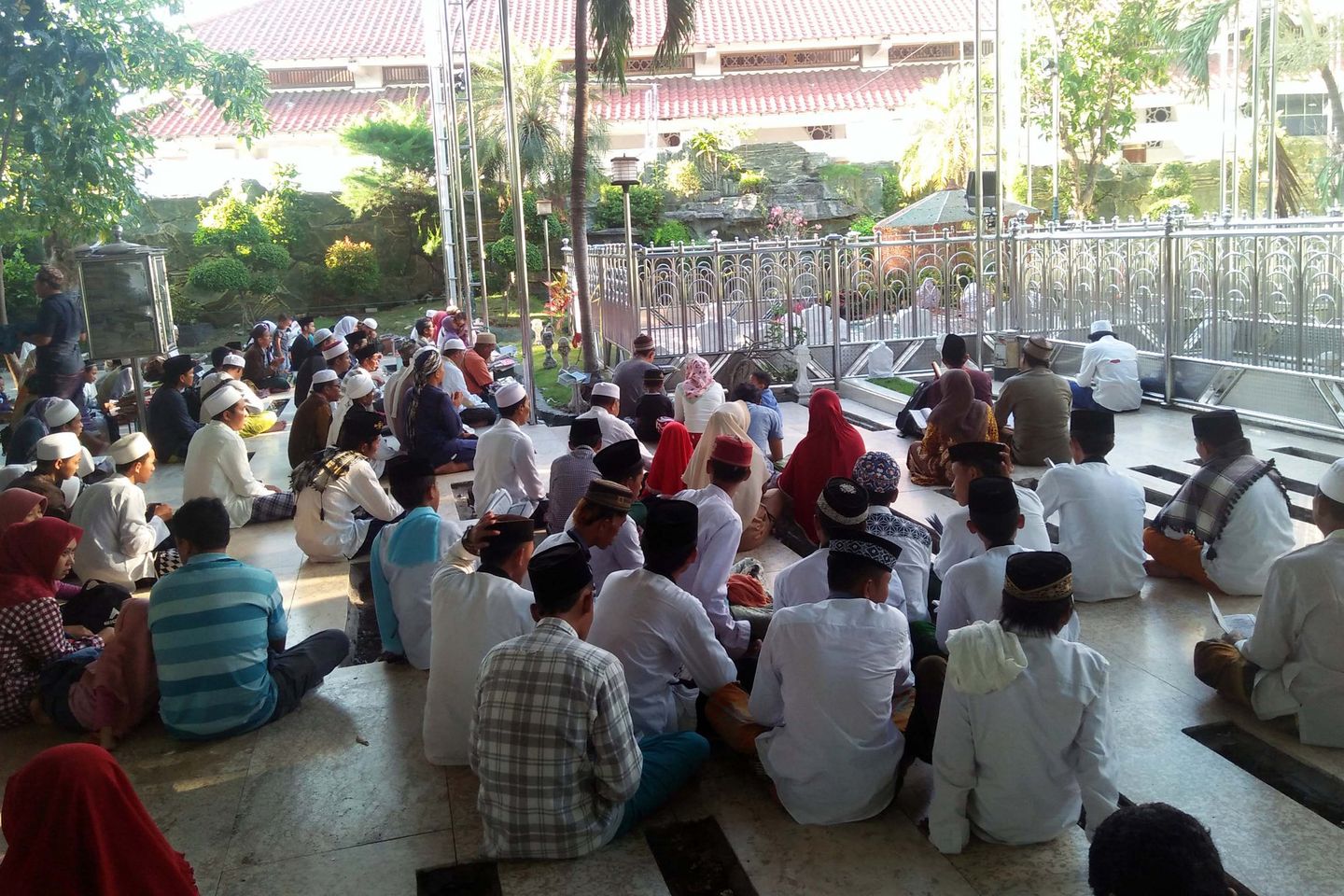 Sambut Ramadan dengan <em>Nyadran</em> ke Makam Sunan Ampel