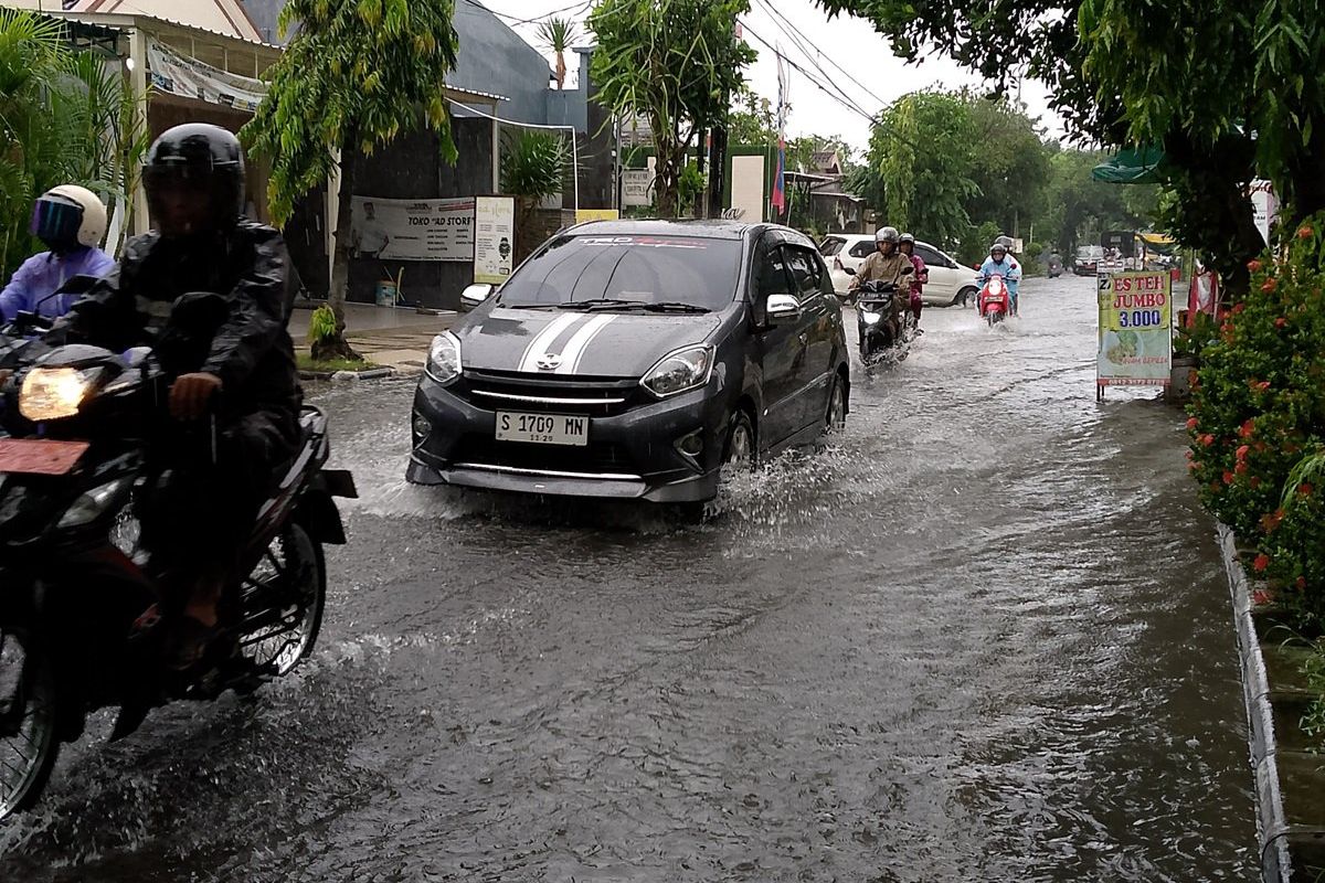 Diguyur Hujan 4 Jam, Jalan di Lamongan Kota Banjir