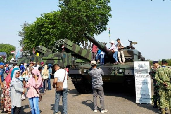 Warga Surabaya Padati Pameran Alutsista TNI