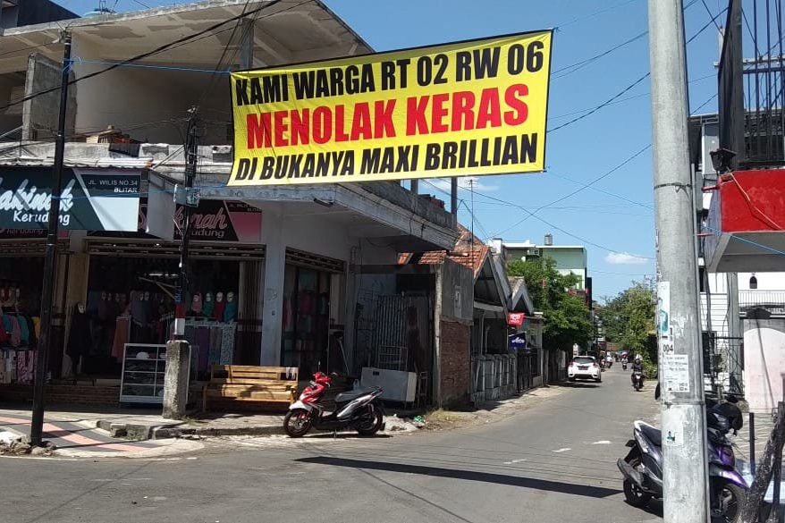 Warga Blitar Pasang Spanduk Penolakan Karaoke Maxi Brilian