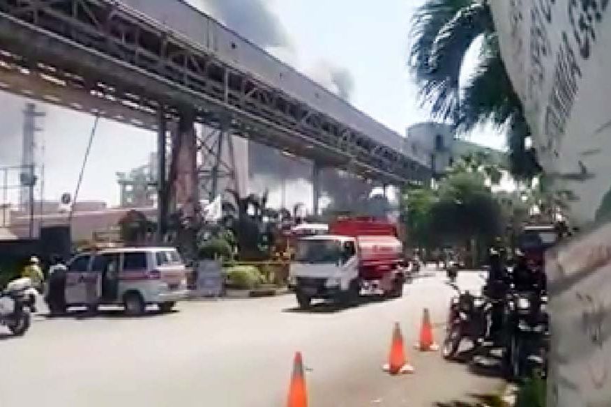Tumpukan Palet Milik Petrokimia Gresik Terbakar