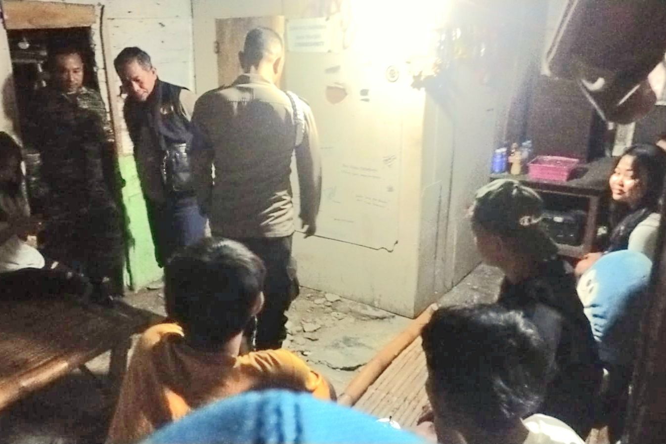 Razia Ramadan di Gresik, Petugas Gabungan Sita Arak dan Bir di Warung 