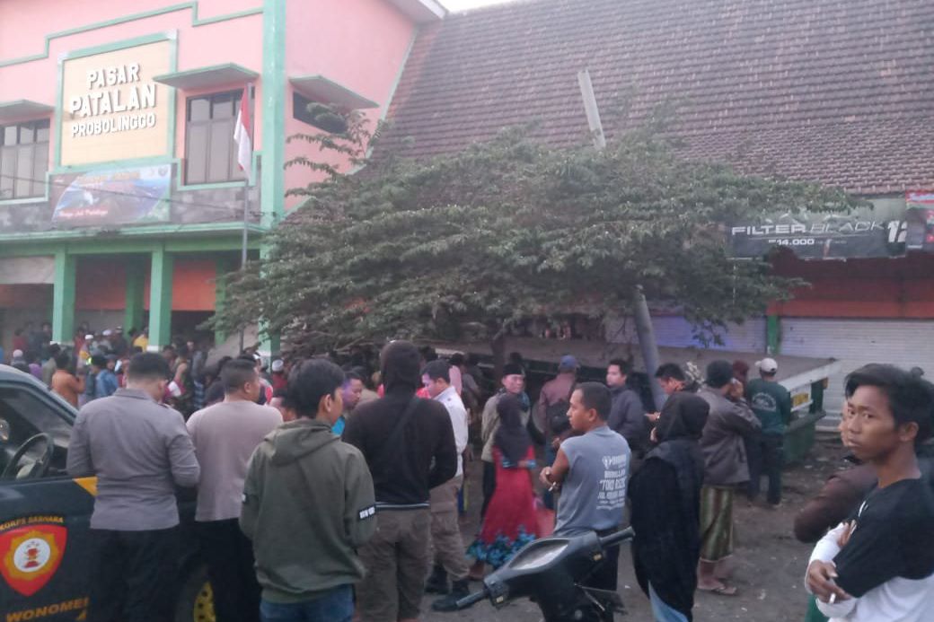 Truk Trailer Hantam Warung Kopi di Probolinggo, Satu Korban Meninggal