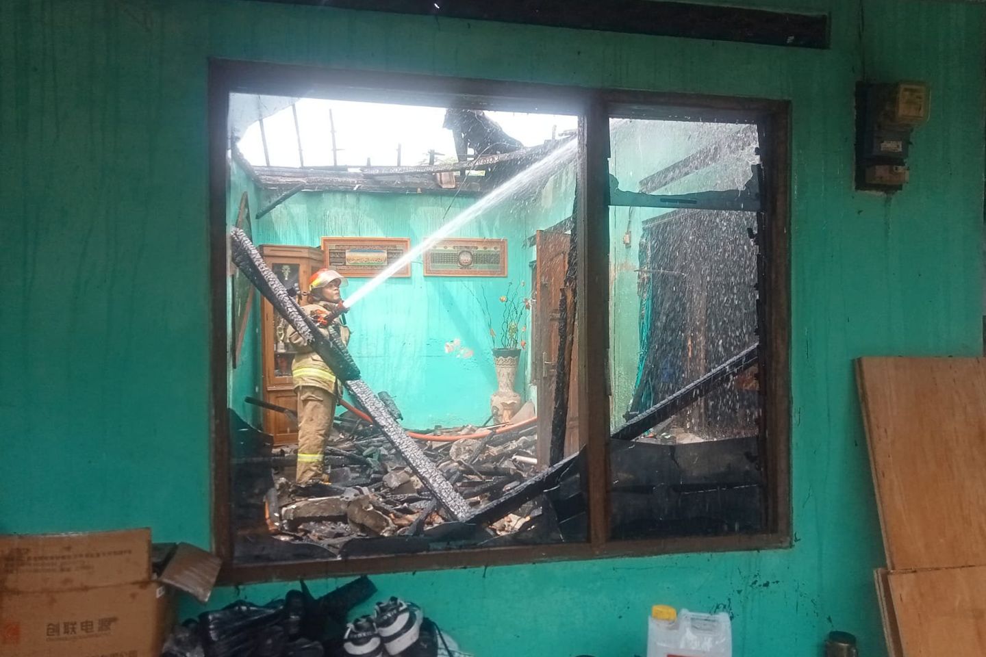 Diduga Korsleting, Sebuah Rumah di Madiun Ludes Terbakar 