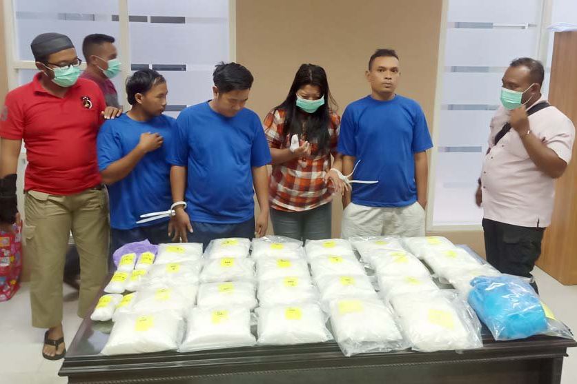 BNNP Jatim Tangkap Empat Pengedar Sabu Kiriman dari Malaysia