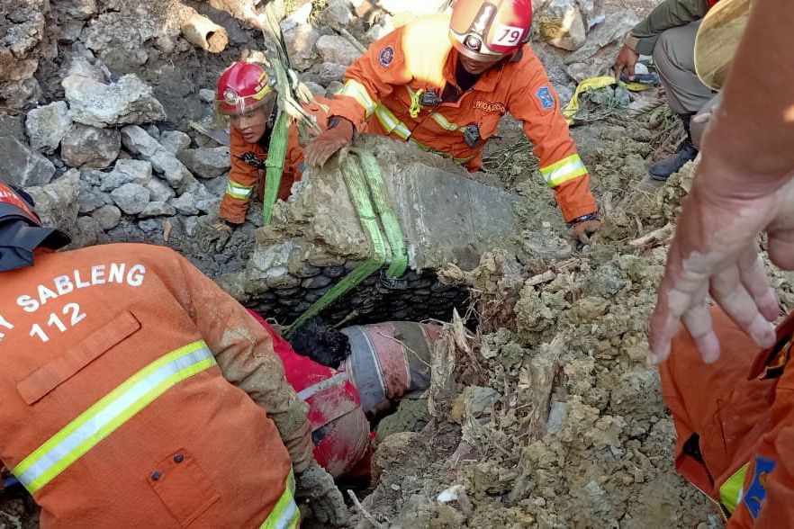 Proyek Saluran di Mayjen Sungkono Ambrol, Dua Pekerja Tertimbun Longsor