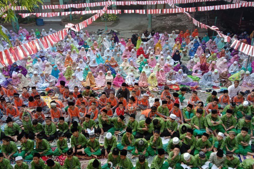 Mbah Moen Wafat, 800 Pelajar di Mojokerto Salat Gaib