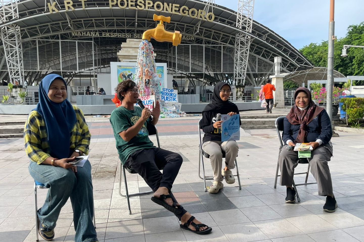 Simbol Kran Mengalirkan Botol Plastik, Ecoton Ingatkan Bahaya Sampah Plastik Sekali Pakai