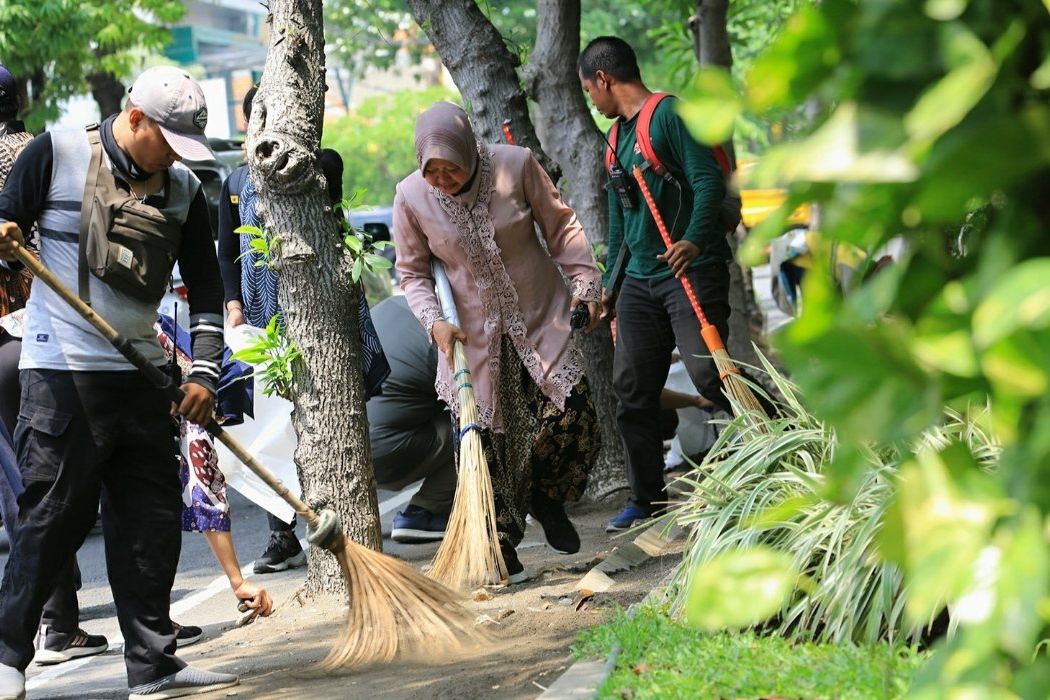 Hilangkan Stress, Risma Instruksikan Perbanyak Bunga dan Pohon di Jalur Pedesterian