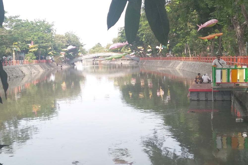 Mayat Bayi Ditemukan Mengambang di Sungai Kalimas