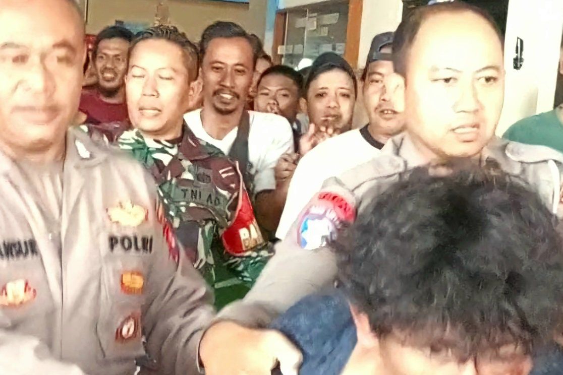 Pencuri Handphone di Gresik Babak Belur Dihajar Warga