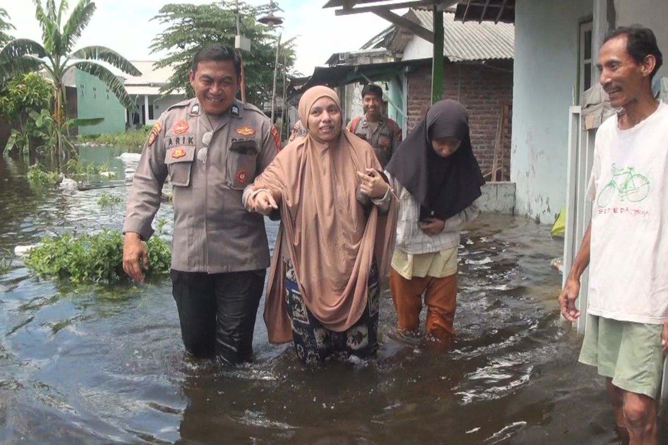 Polisi Bantu Evakuasi Warga Korban Banjir di Kota Mojokerto