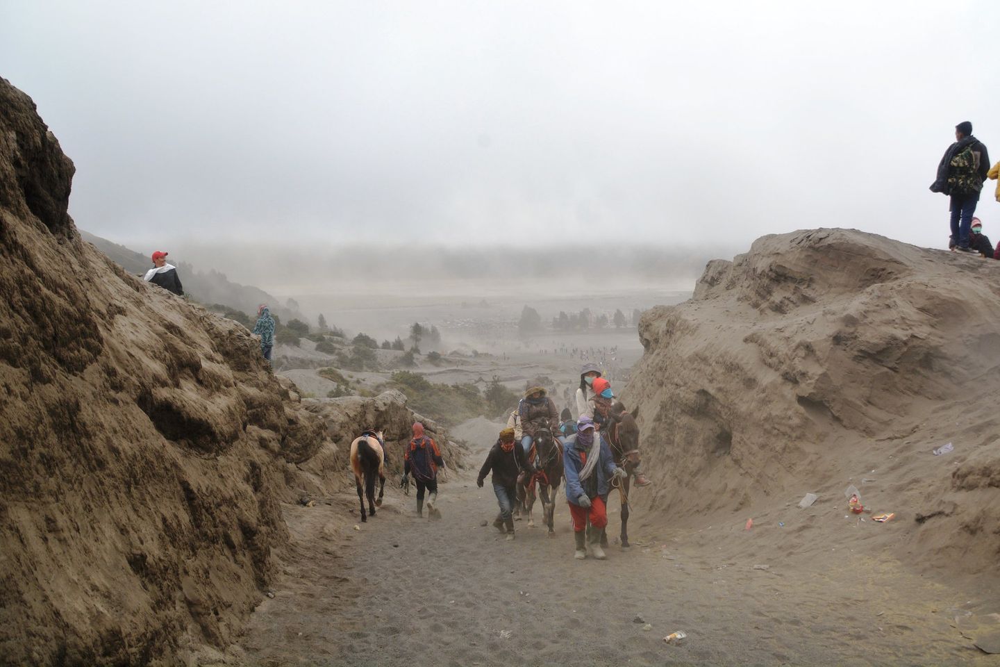 Badai Pasir Landa Kaldera Bromo di Musim Kemarau