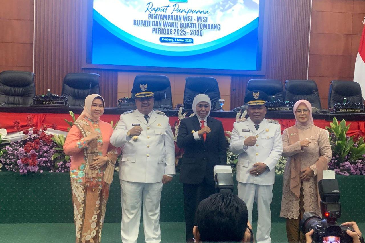 Sertijab Bupati dan Wabup Jombang, Khofifah Ingatkan Tidak Ada PHK di Jombang
