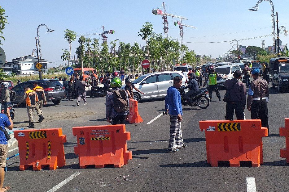 Cegah Kecelakaan, Dishub Pasang Pita Penggaduh di Merr2C Surabaya