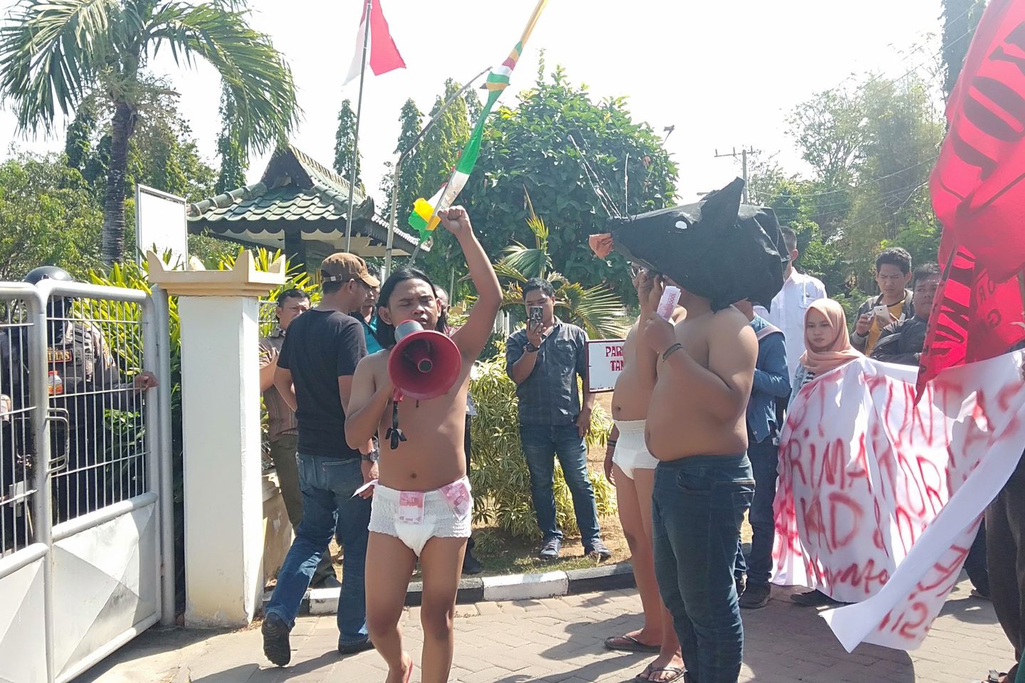 Pakai Popok Bayi Puluhan Aktivis Forkot <em>Ngluruk</em> Kejari Gresik
