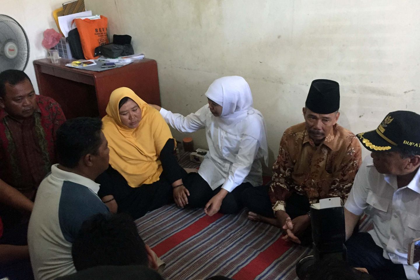 Kunjungi Korban Banjir Gresik, Khofifah <em>Disambati</em> Tak Ada Tanggul 