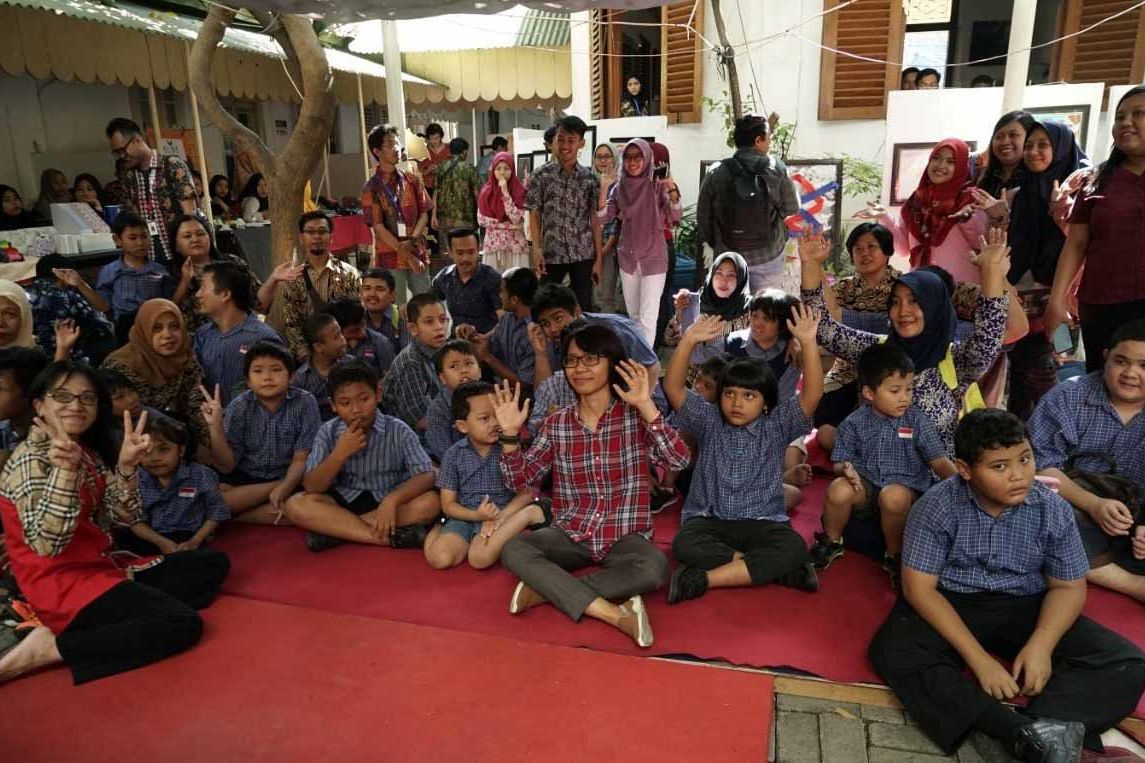 Stikom Surabaya Berbagi Inspirasi dengan Siswa SLB Autis Mutiara Hati