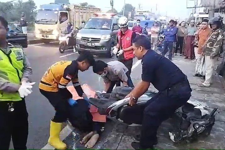 Mendahului Truk dari Kiri, Pemotor asal Jombang Tewas Terlindas di Jalan Raya Trowulan