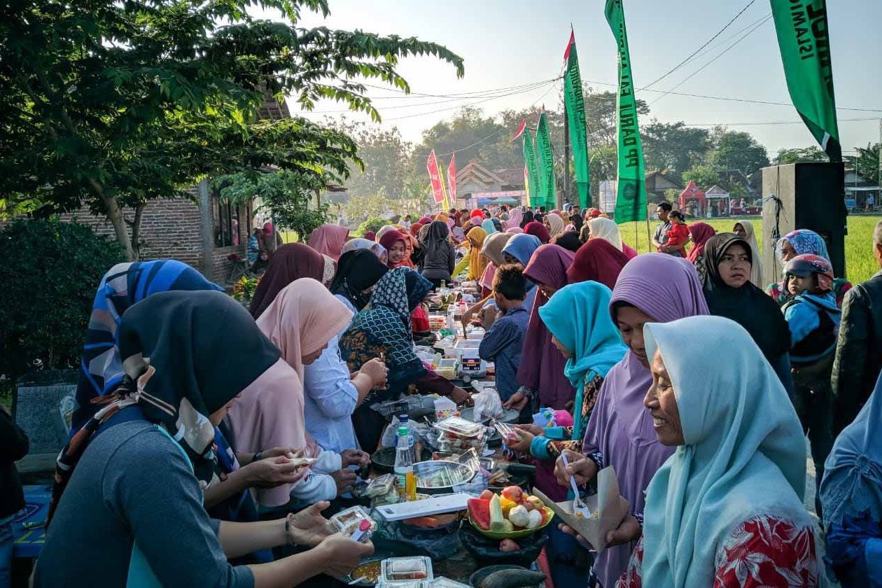 Wali Murid PP Darul Falah Ponorogo Sajikan Ribuan Rujak Ulek