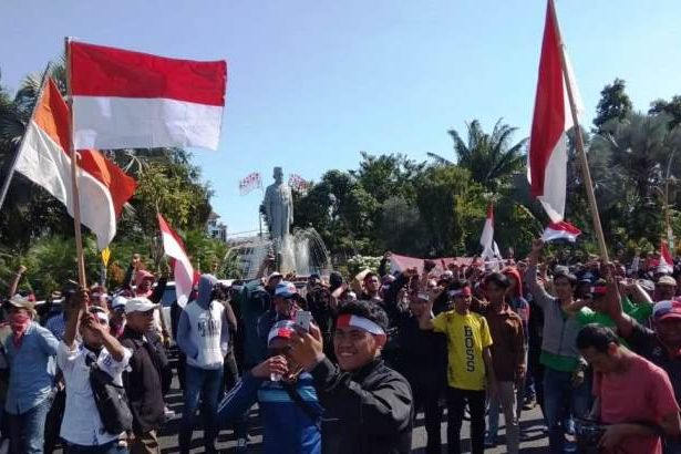 Keluarga Besar Indonesia Timur Suarakan Perdamaian di Depan Grahadi