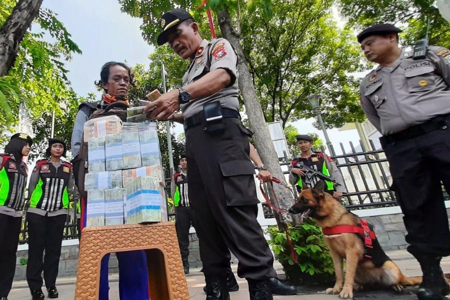 Antisipasi Peredaran Upal, Polrestabes Surabaya Razia Jasa Penukaran Uang