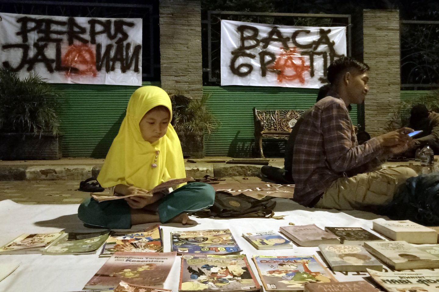 Walker <em>Melek</em>, Penebar Virus Baca Lewat Perpustakaan Jalanan