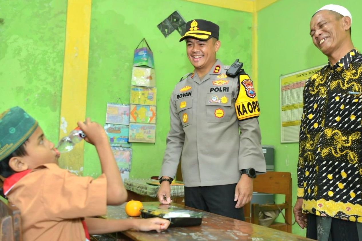 Kapolres Gresik dan Ketua Bhayangkari Bagikan MBG pada Pelajar MI Ma'arif Al Hasani