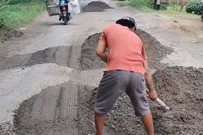 Efisiensi APBN, Pemerintah Batal Perbaiki Jalan Rusak yang Diuruk Ponpes Darul Ulum Lamongan