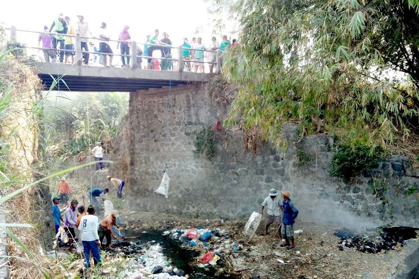 Warga Mojokerto Terapkan Sanksi Sosial dan Materiil Bagi Pembuang Sampah di Sungai 