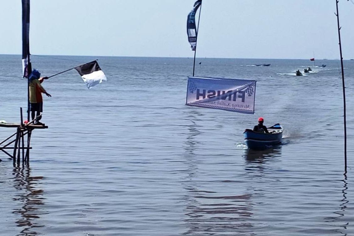 Serunya Lomba Balap Perahu Fiber di Probolinggo