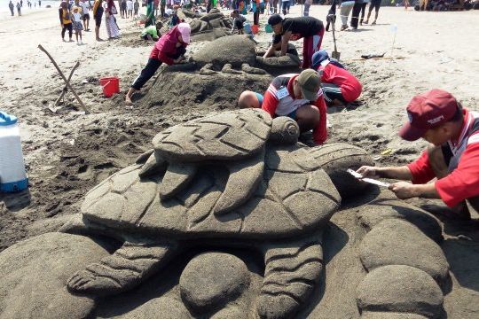 Sejumlah Hewan Laut “Terdampar” di Pantai Serang Blitar
