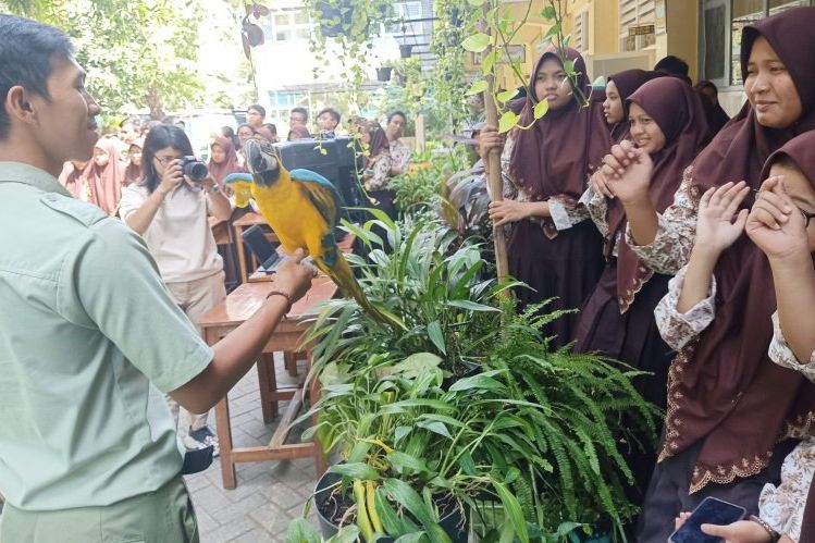 Taman Safari Bawa Satwa ke SMAN 18 Surabaya