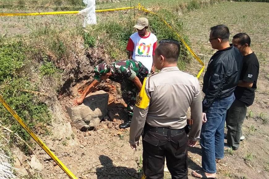 Petani Blitar Temukan Batu Diduga Arca Berbentuk Kepala Manusia