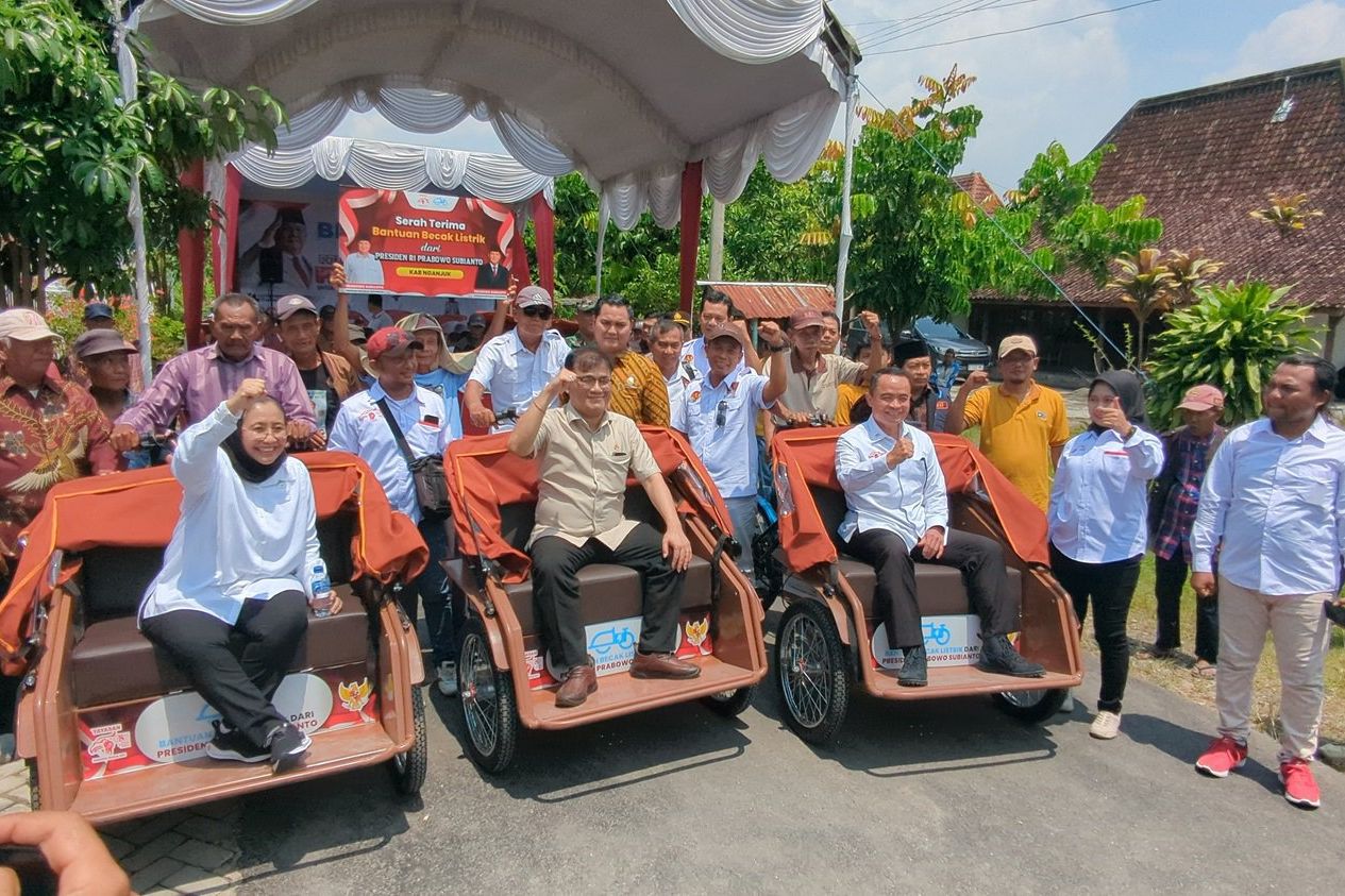 Pengemudi Becak dari Tiga Kota Terima 60 Becak Listrik Bantuan Pribadi Prabowo 