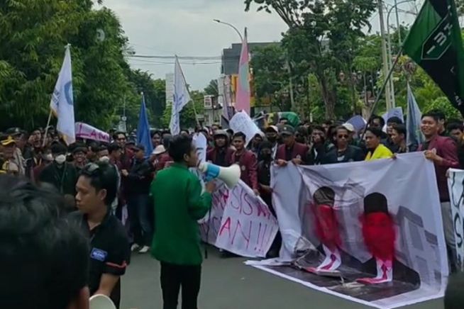 Tolak Efisensi Anggaran Pendidikan, Aliansi BEM Joko Tingkir Lamongan Geruduk Pemkab dan DPRD 